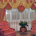 Классические шторы в гостиную с мягким и жестким ламбрекеном фигурной формы