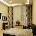 Стильные шторы для спальни, волнообразный рисунок, подчеркивающий стиль комнаты и матовый тюль